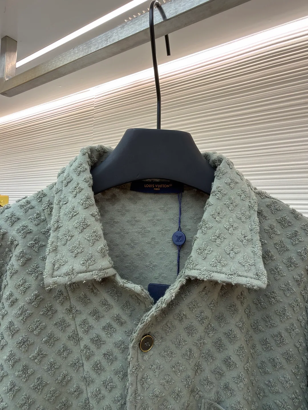 LOUIS VUITTON presbyopic terry shirt ●Original version: Purchased and developed by 14049 ●Item number: 1681930-B90 ●Fabric: jacquard terry fabric ●Technology: washed production ●Color: green ●Version: fitted version ●Weight: about 545 grams ●Size: XS-S-M-L ●Description: The fabric is custom-woven jacquard terry cloth with a weight of 250g. The bottom surface is made of 50s double-ply long-staple cotton yarn. The loops are made of 60s double-ply ring-spun combed cotton yarn. The bulk yarn color is customized and dyed. A 20-needle single-sided terry jacquard machine is used to weave the gray fabric. The finished fabric is then washed and shaped. After the washing process, the ring-spun yarn loops are more fluffy and three-dimensional than those of compact spinning. The positioning pattern is purely cut after finishing work, and the loss is huge. It has specific four-eye hand-stitched buttons and three-label washing. The overall wiring is straight and delicate, the fabric is comfortable and soft, and the color is consistent without color difference. It can be matched with the same style to create a fashionable look and control various occasions. Customized accessories, complete with three standards, same style for men and women!